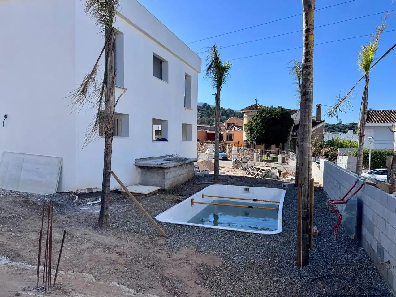 Casa aparellada amb piscina en venda a Fandango