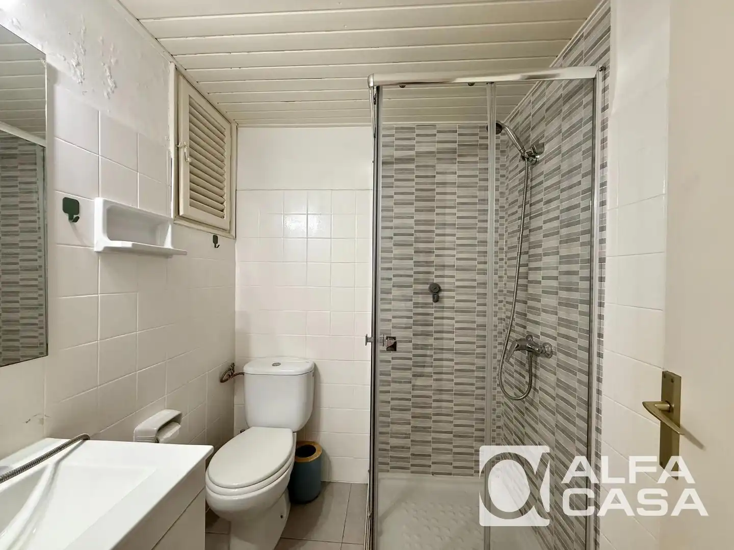 Badezimmer von Wohnung zum Verkauf in Lloret de Mar mit Parkett, Terrasse und Ofen