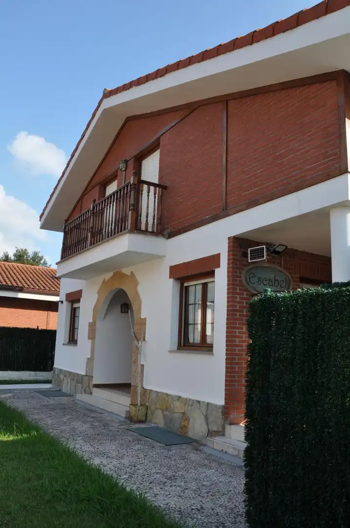 Vista exterior de Casa o chalet en venta en Castro-Urdiales con Calefacción, Jardín privado y Terraza