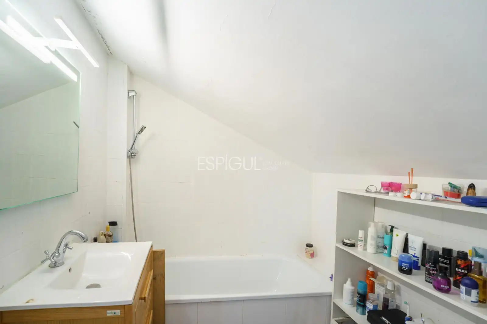 Badezimmer von Dachboden zum Verkauf in Barcelona mit Klimaanlage, Heizung und Terrasse