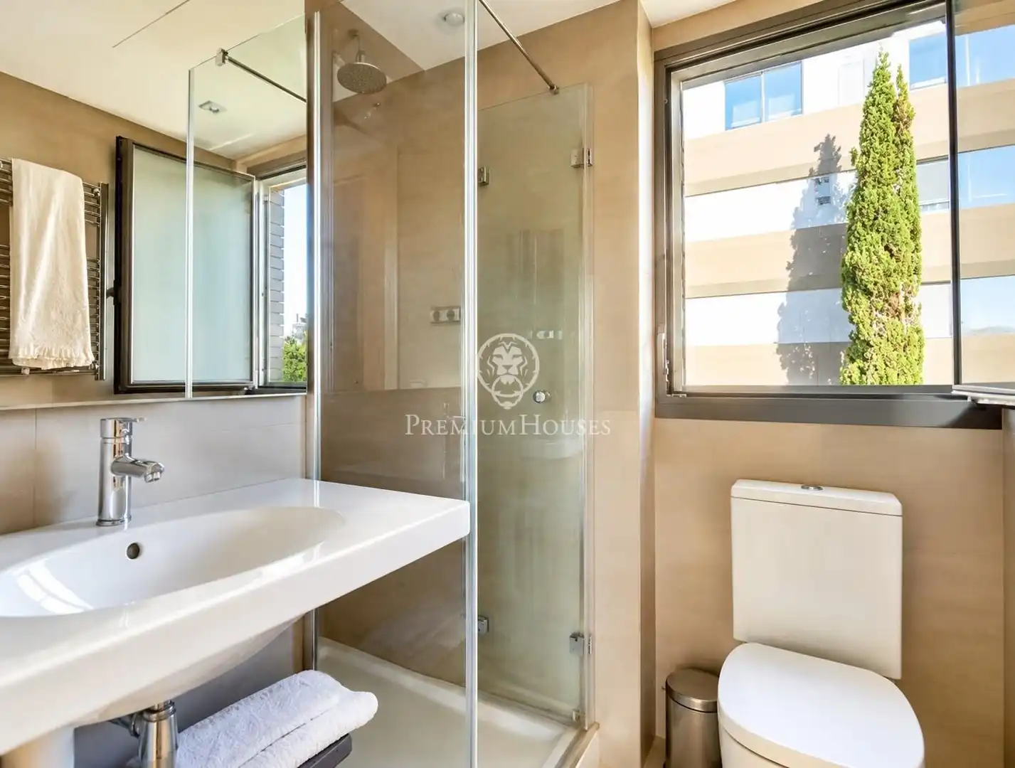 Badezimmer von Wohnung zum Verkauf in Barcelona mit Heizung, Privatgarten und Terrasse