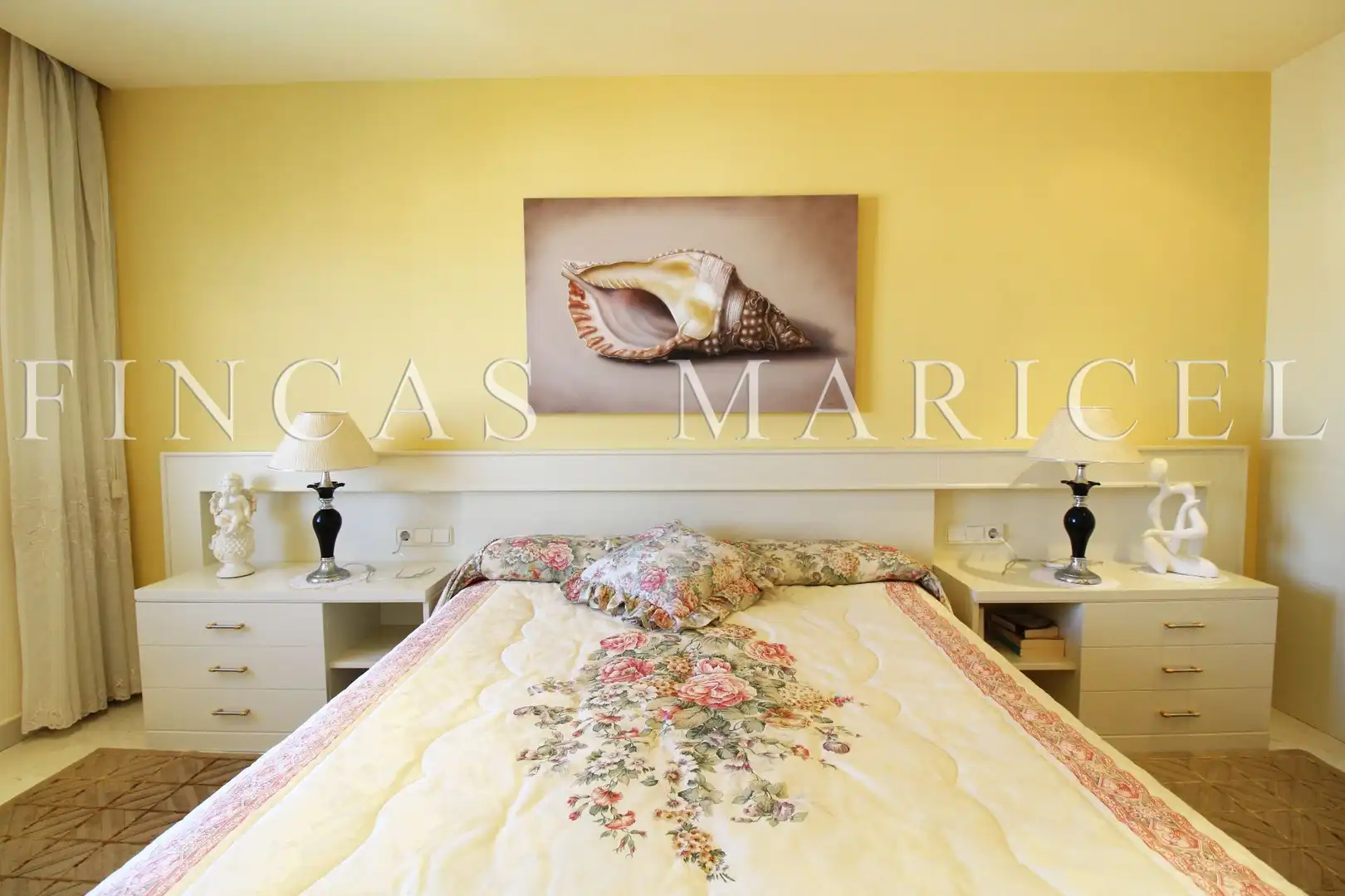 Schlafzimmer von Dachboden zum Verkauf in Sitges mit Klimaanlage, Heizung und Terrasse