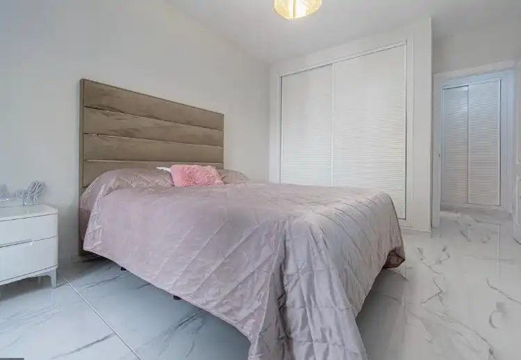 Schlafzimmer von Wohnung zum Verkauf in Marbella mit Klimaanlage, Heizung und Privatgarten