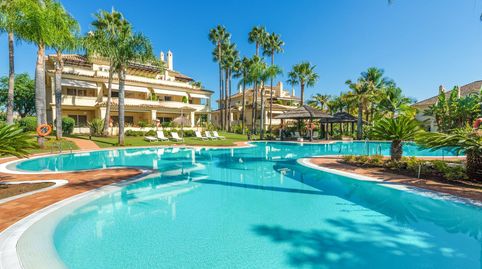 Ático Dúplex Espectacular en Las Alamandas: Lujo Renovado con Vistas Impresionantes