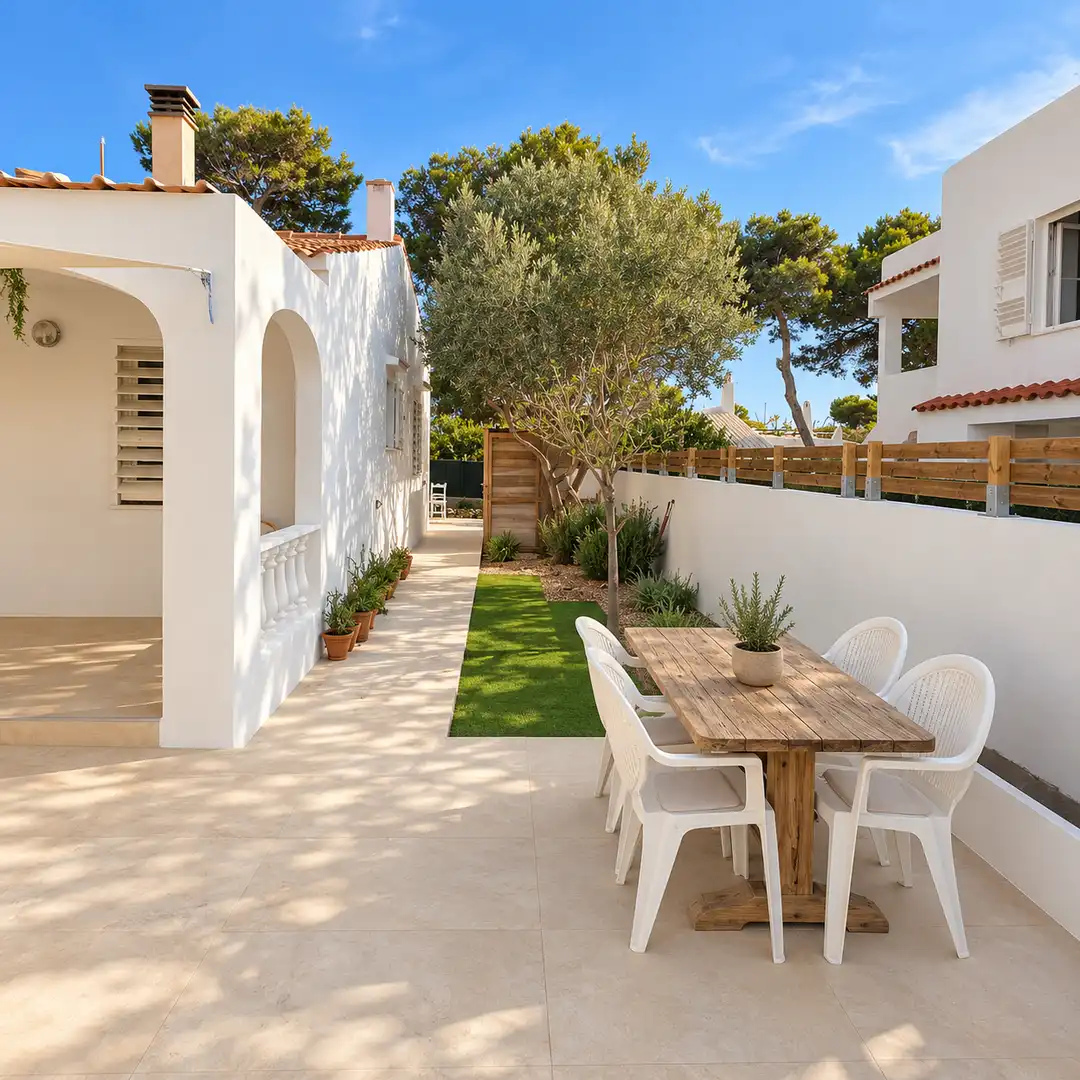 Adossat amb jardí en venda a Cala Blanca