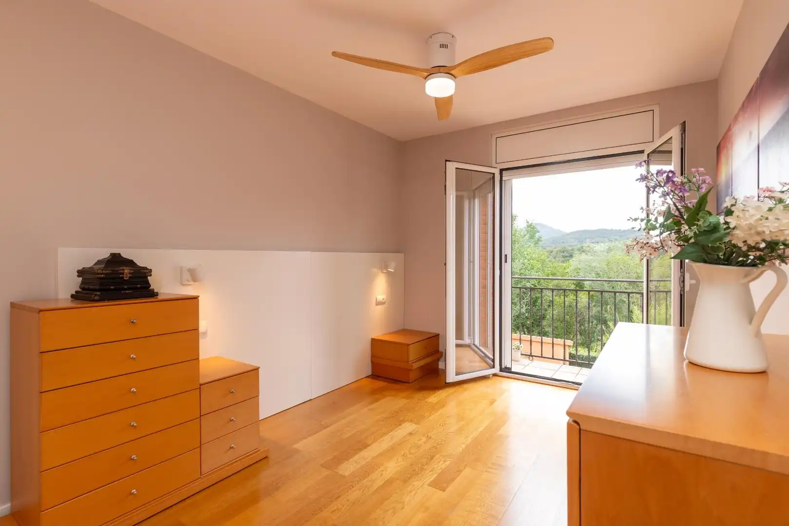 Schlafzimmer von Haus oder Chalet zum Verkauf in Viladecavalls mit Klimaanlage, Heizung und Privatgarten