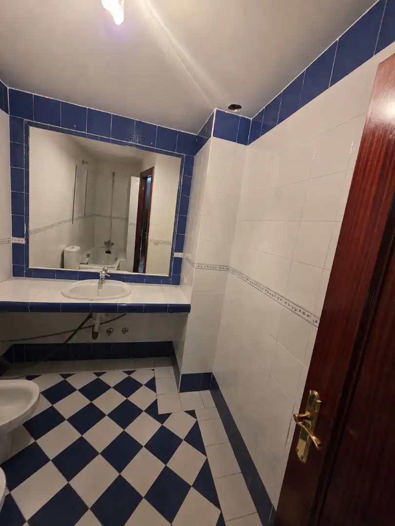 Badezimmer von Maisonette zum Verkauf in Peligros mit Klimaanlage, Terrasse und Ofen