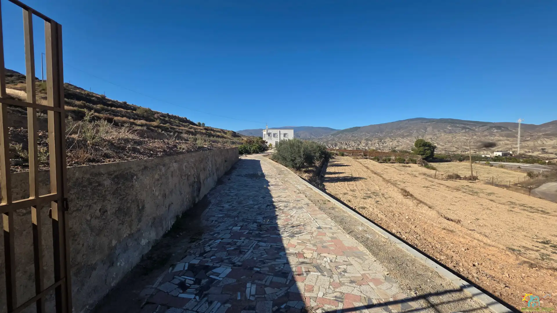 Vista exterior de Finca rústica en venda en Íllar amb Jardí privat, Terrassa i Moblat