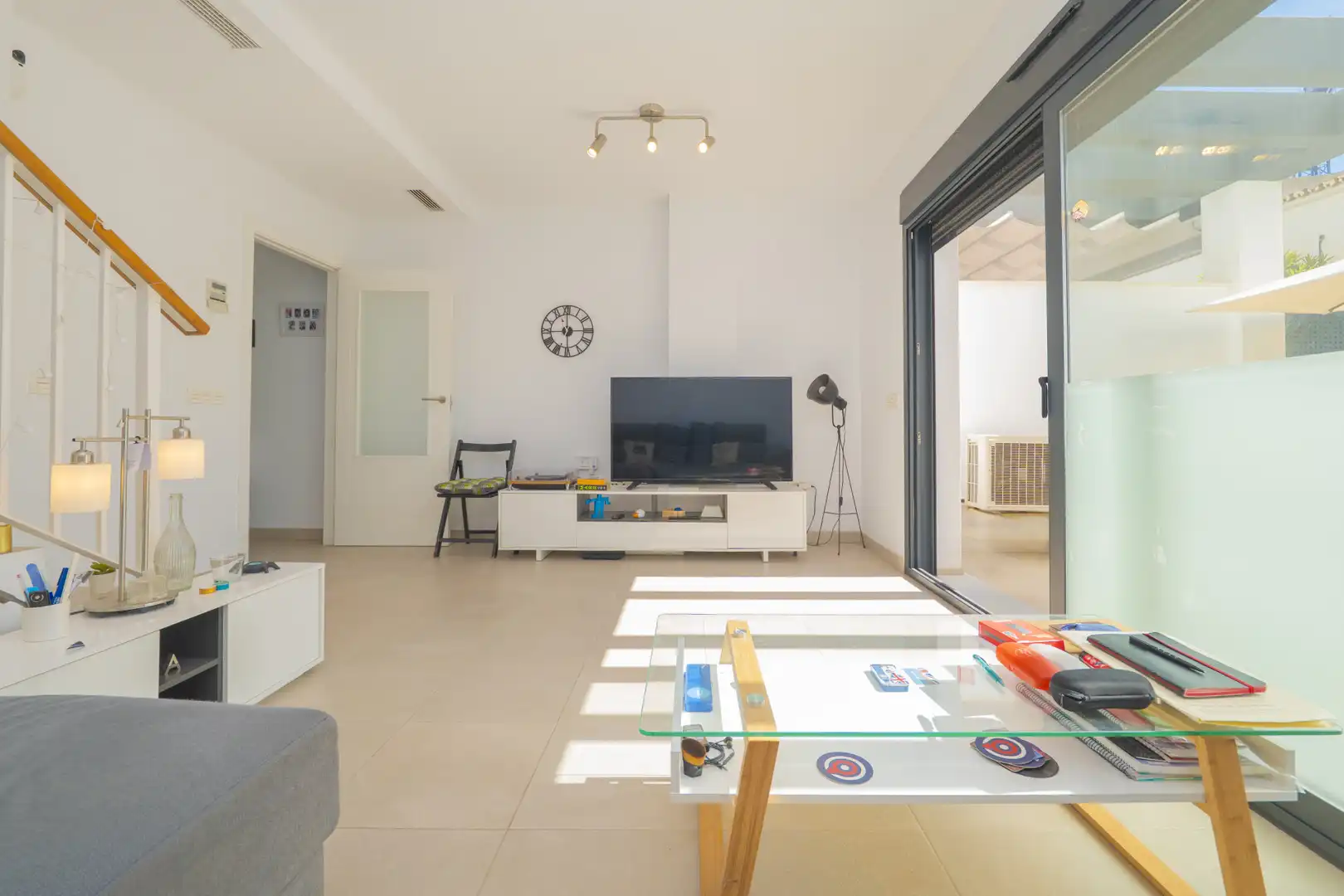 Sala d'estar de Casa adosada en venda en Torremolinos amb Jardí privat, Terrassa i Piscina