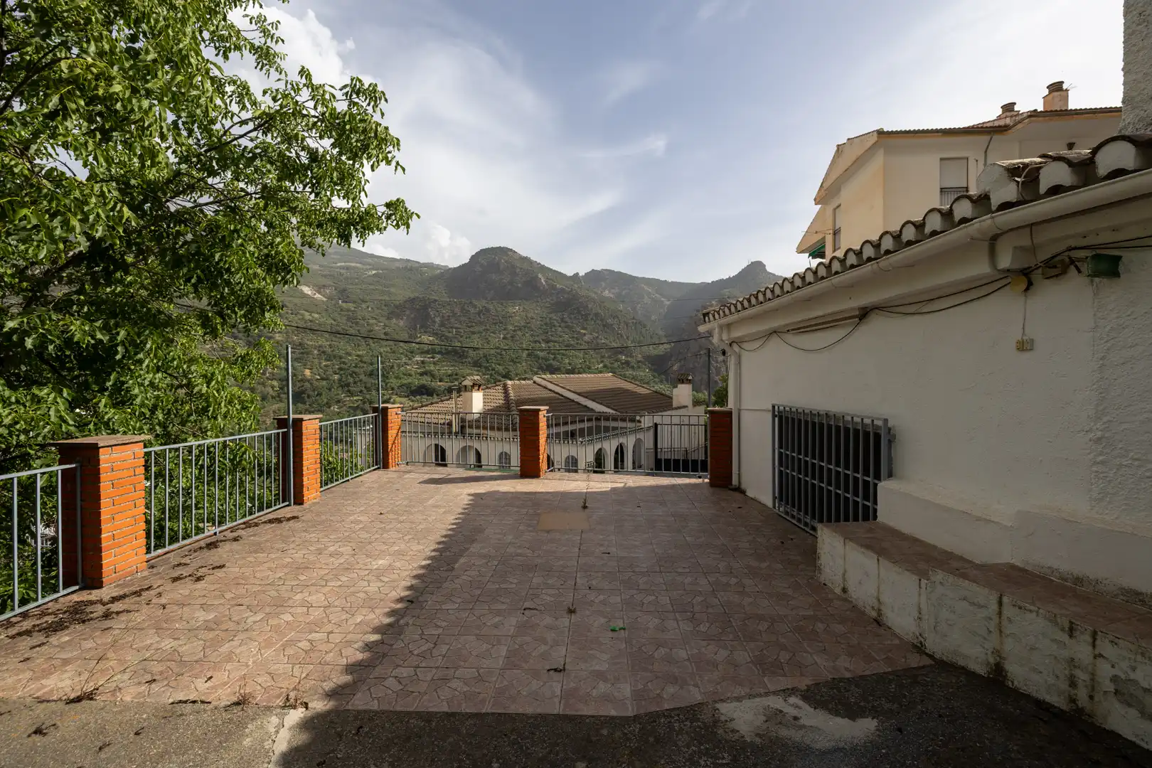 Vista exterior de Casa o xalet en venda en Güéjar Sierra amb Jardí privat i Moblat