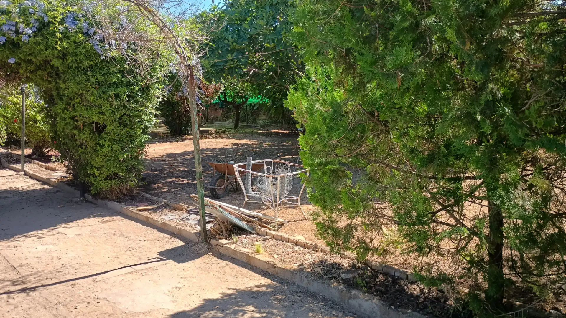 Garten von Einfamilien-Reihenhaus zum Verkauf in Espartinas mit Klimaanlage, Schwimmbad und Ofen