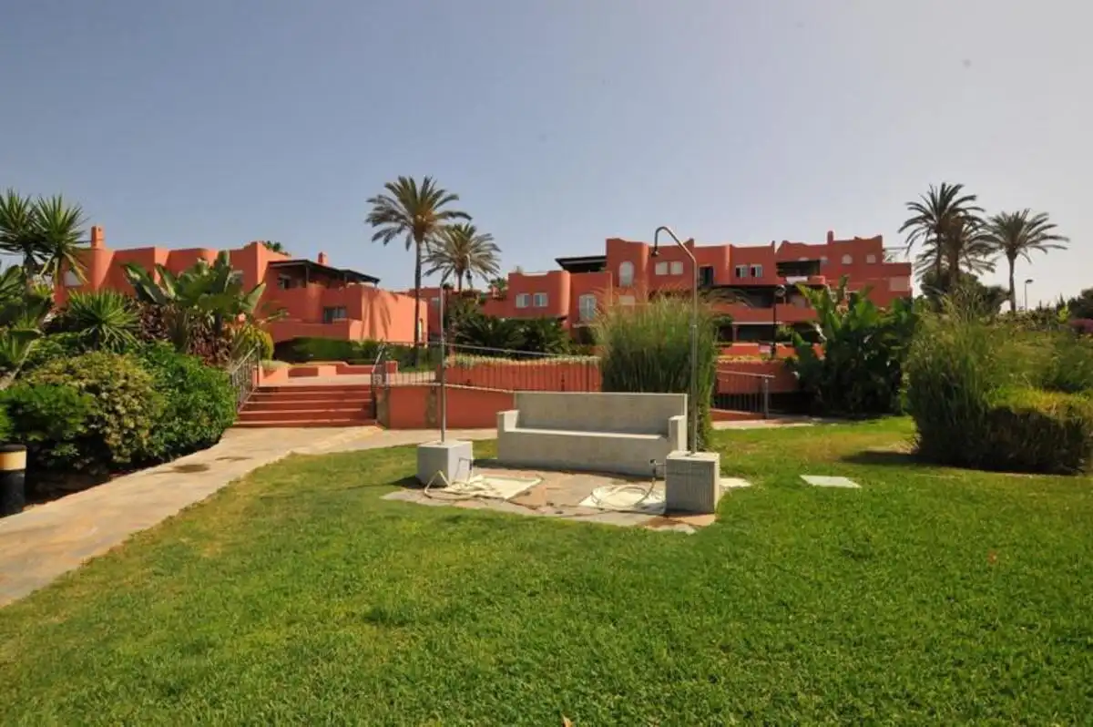 Garten von Erdgeschoss zum Verkauf in Marbella mit Klimaanlage, Terrasse und Schwimmbad