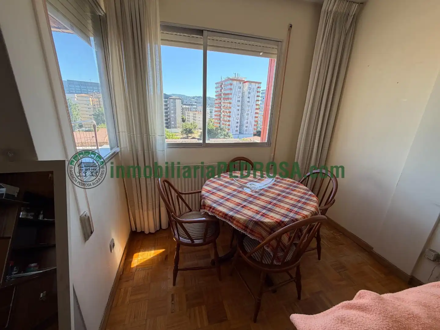 Dormitori de Estudi de lloguer en Pontevedra Capital  amb Calefacció, Parquet i Moblat