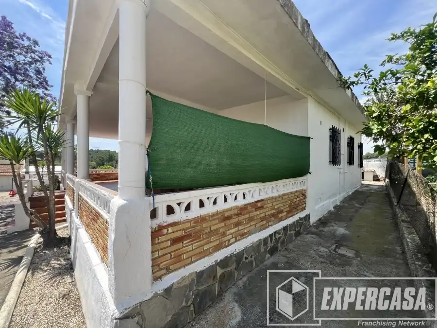 Vista exterior de Casa o xalet en venda en Torrent amb Terrassa i Piscina