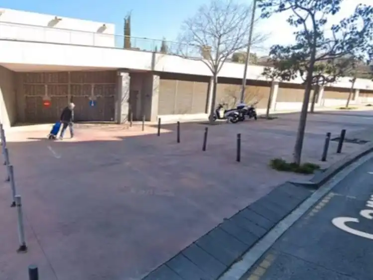 Doble en venda a Carrer de I'Escultor Clarà 85