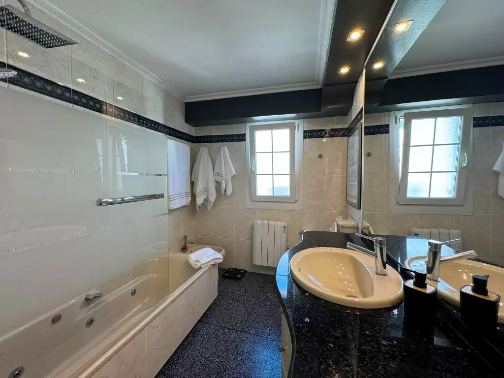 Baño de Piso en venta en Gijón  con Calefacción, Parquet y Horno