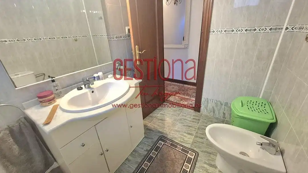 Badezimmer von Erdgeschoss zum Verkauf in Castro-Urdiales mit Heizung, Privatgarten und Terrasse