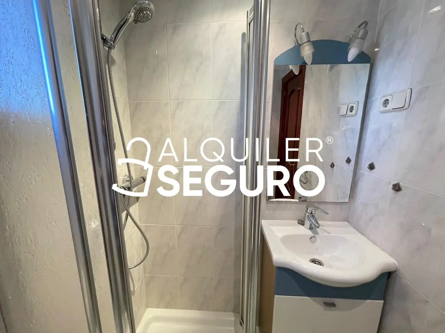 Bathroom of Flat for rent in Madrid  with Heating, Terrace and Swimming Pool