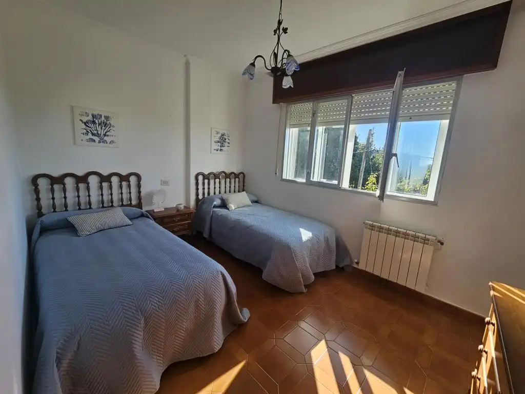 Dormitori de Casa o xalet en venda en Boiro amb Calefacció, Jardí privat i Parquet