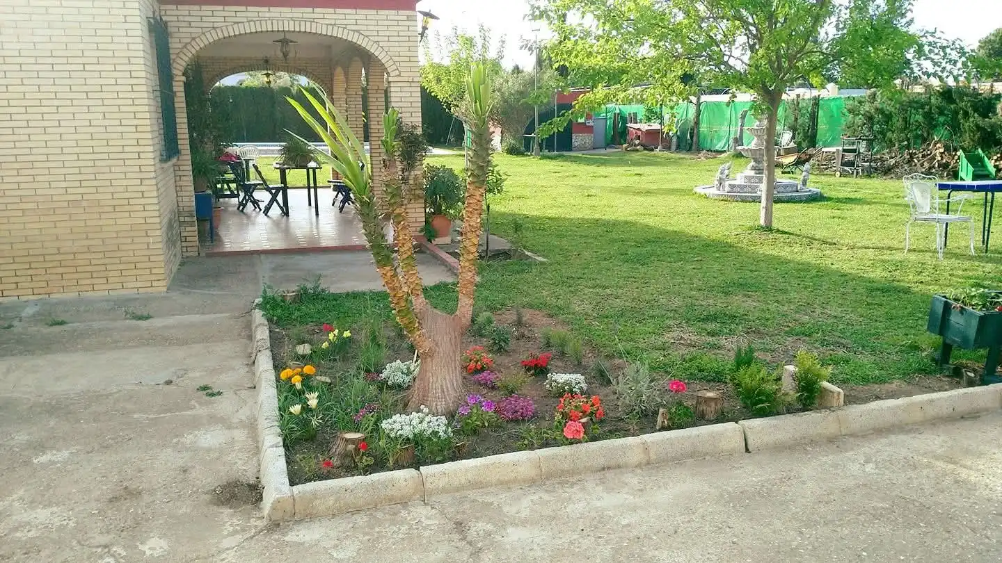 Jardín de Casa o chalet en venta en Sanlúcar la Mayor con Aire acondicionado, Jardín privado y Trastero