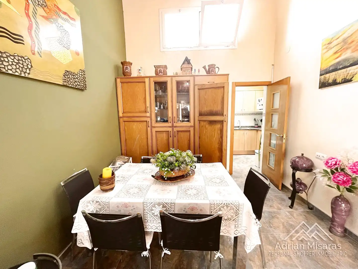 Esszimmer von Einfamilien-Reihenhaus zum Verkauf in Deltebre mit Klimaanlage, Heizung und Privatgarten