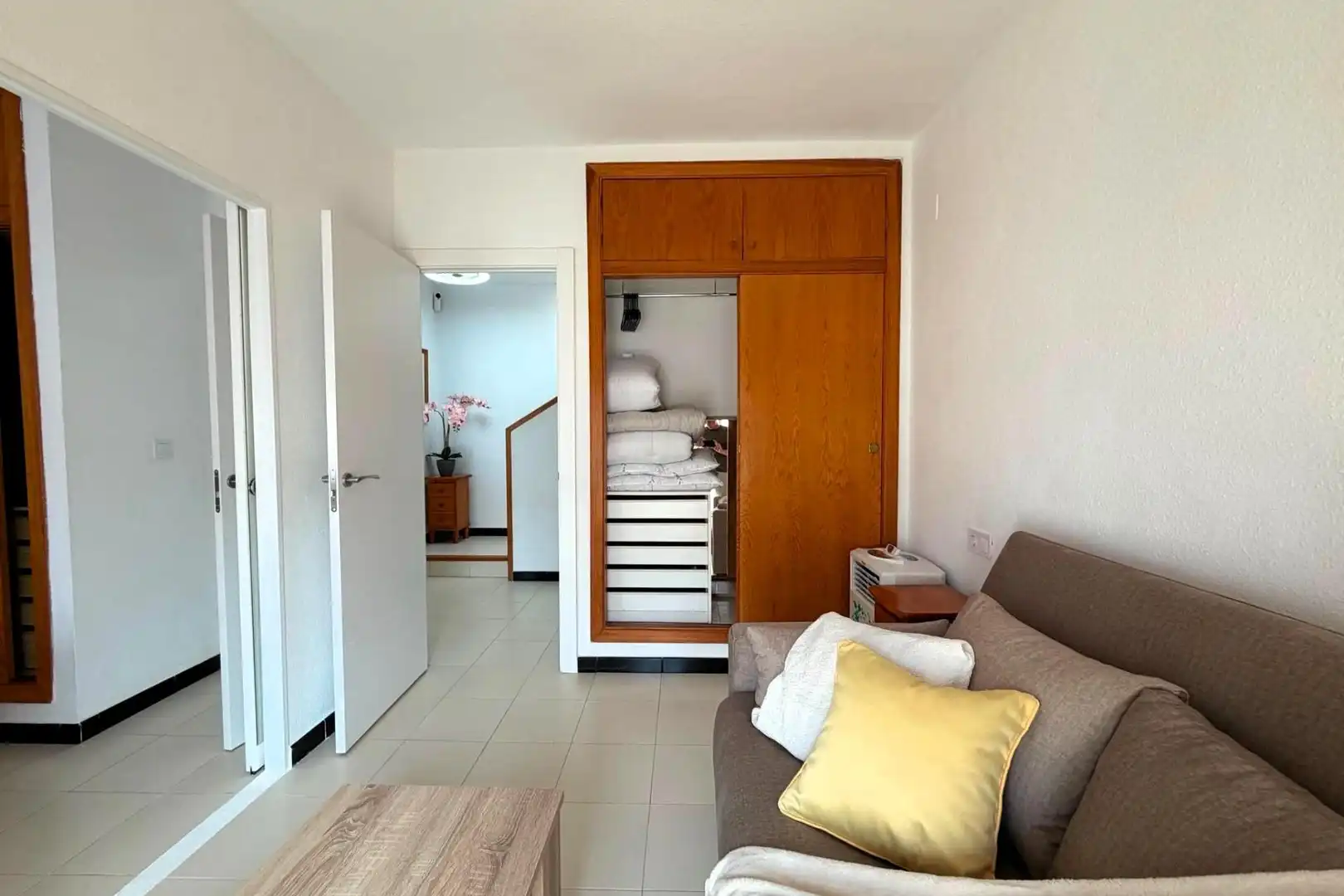 Wohnzimmer von Einfamilien-Reihenhaus zum Verkauf in Torrevieja mit Klimaanlage, Heizung und Terrasse