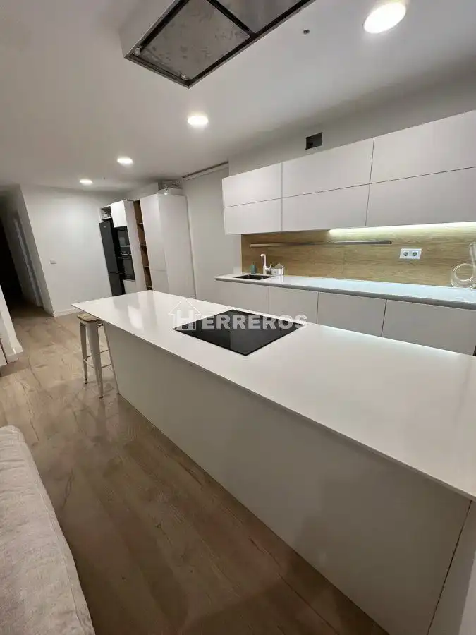 Cuina de Apartament en venda en  Logroño amb Calefacció, Parquet i Moblat