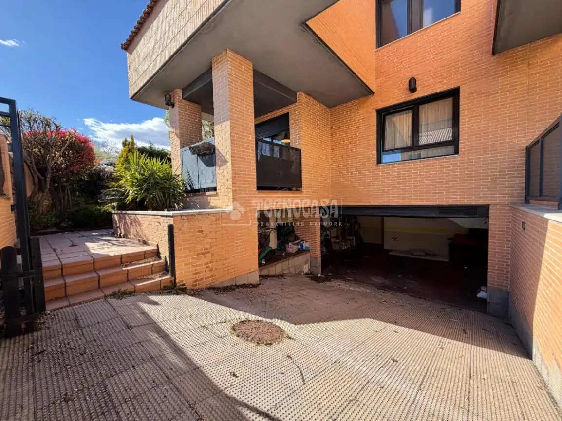 Vista exterior de Casa adosada en venda en Villanueva de la Cañada amb Aire condicionat, Calefacció i Jardí privat