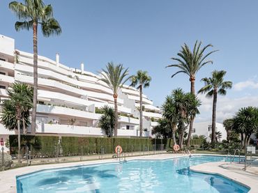 Baixos amb piscina en venda a Nueva Andalucía