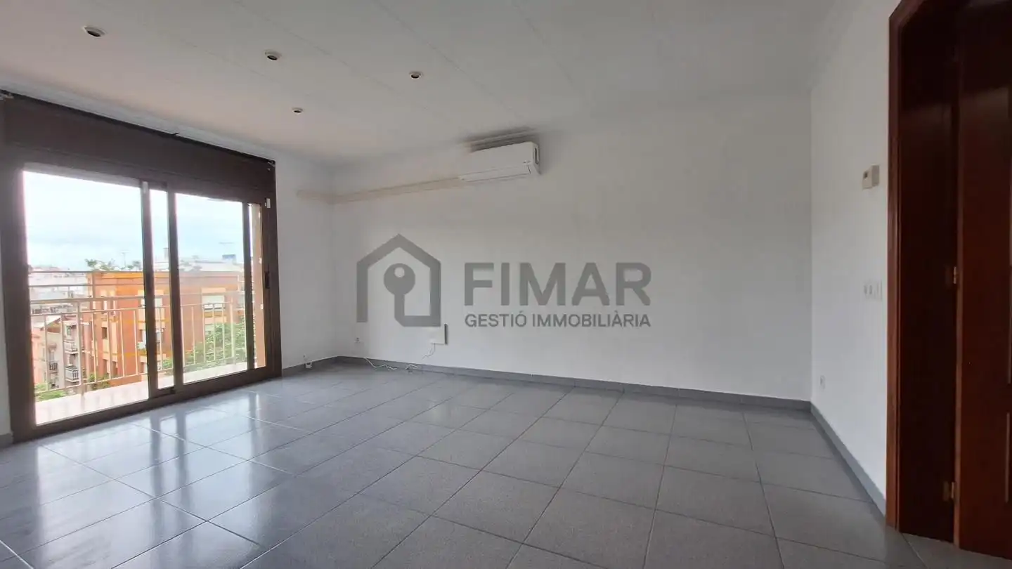 Wohnung zum Verkauf in Mataró mit Klimaanlage und Terrasse