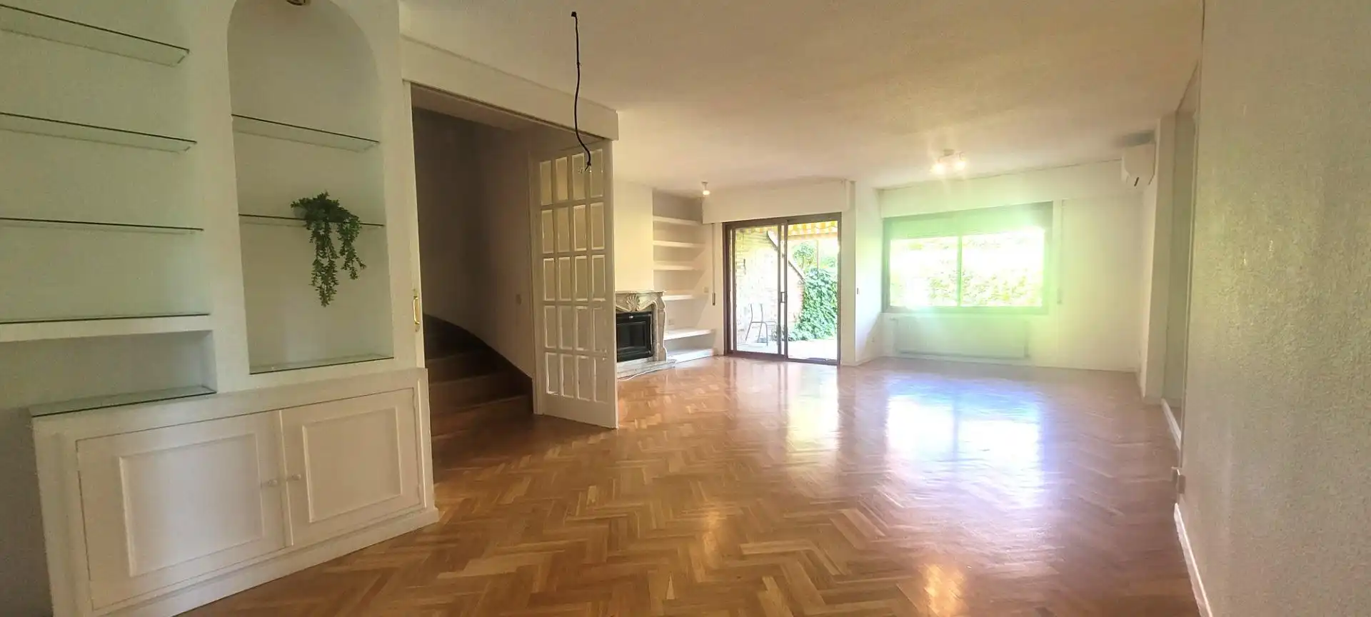 Sala d'estar de Casa adosada de lloguer en Majadahonda amb Calefacció, Jardí privat i Parquet