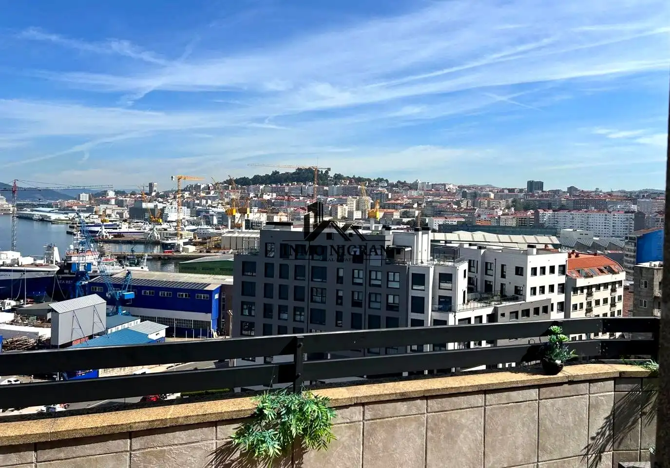 Vista exterior de Dúplex en venta en Vigo  con Calefacción y Terraza