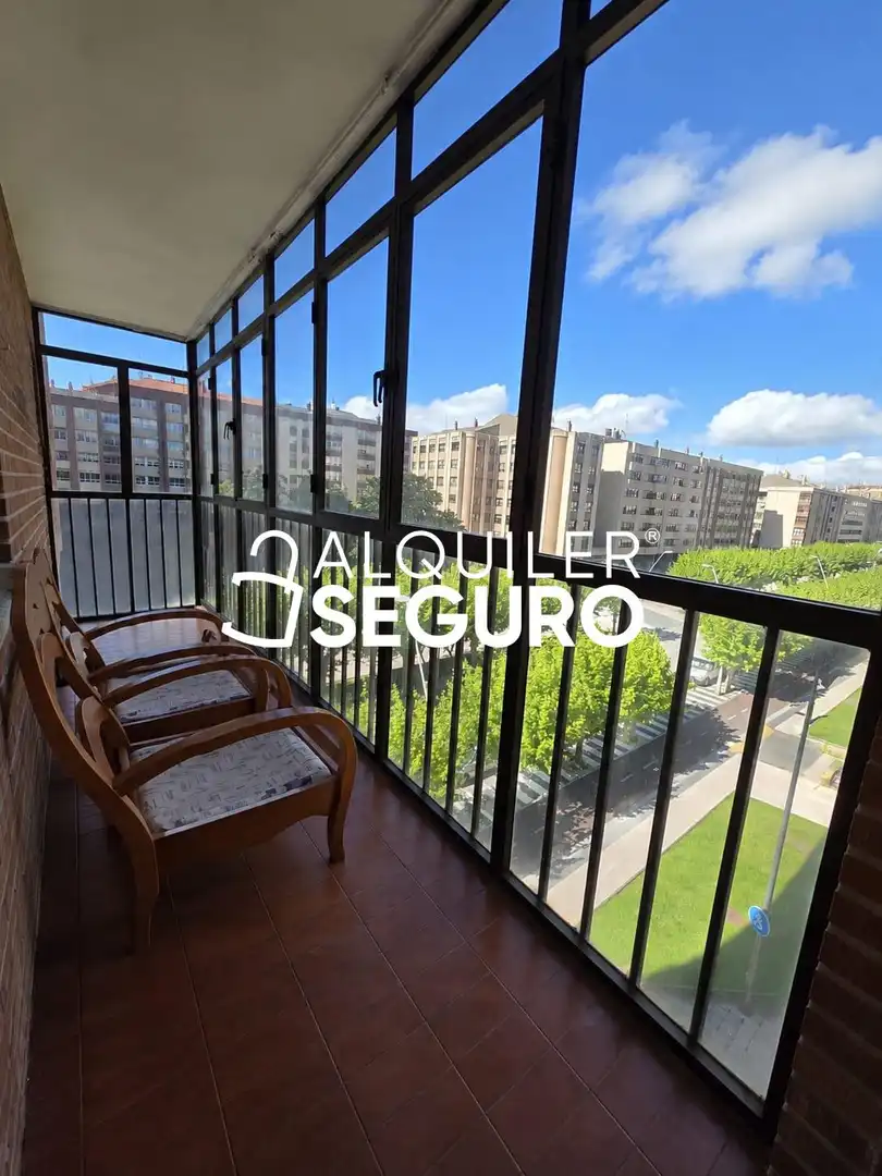 Außenansicht von Wohnung zur Miete in Burgos mit Heizung, Terrasse und Möbliert