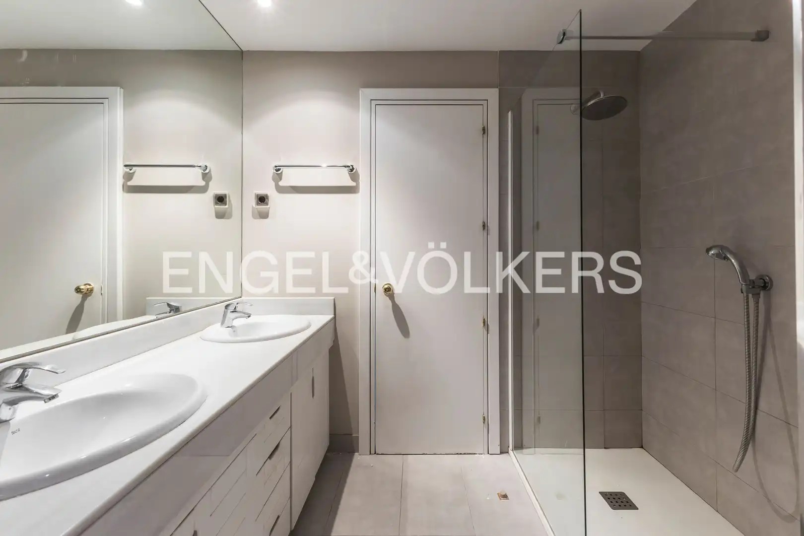 Badezimmer von Wohnung zur Miete in Madrid mit Klimaanlage, Heizung und Privatgarten
