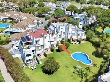 Adossat amb piscina en venda a Avenida José Banús 32