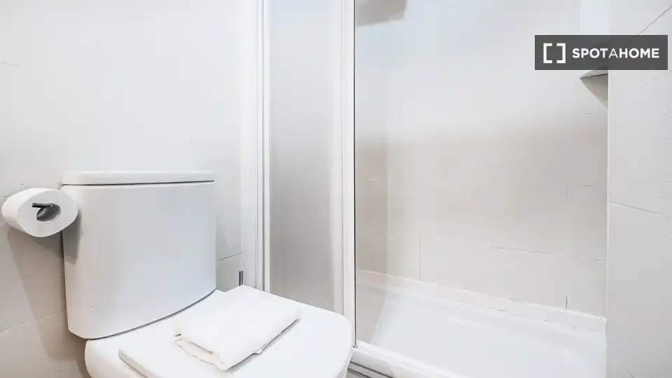 Baño de Piso para compartir en Barcelona con Aire acondicionado, Calefacción y Amueblado