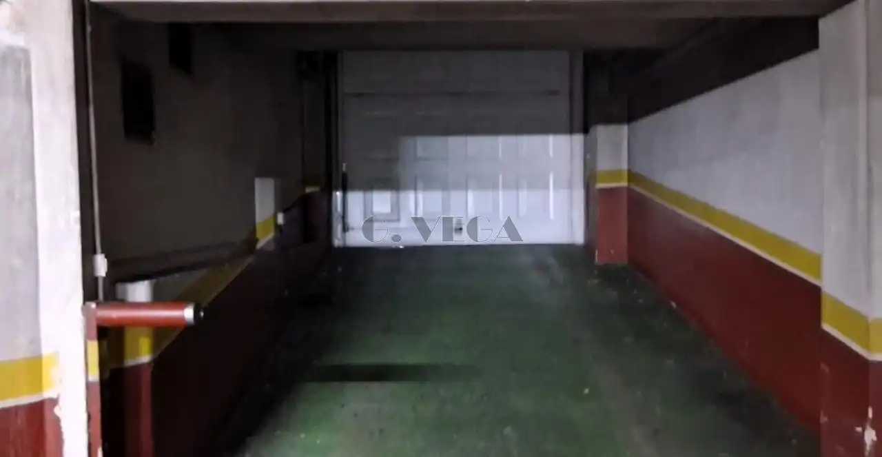 Parking de Piso en venta en Vigo  con Calefacción, Parquet y Trastero