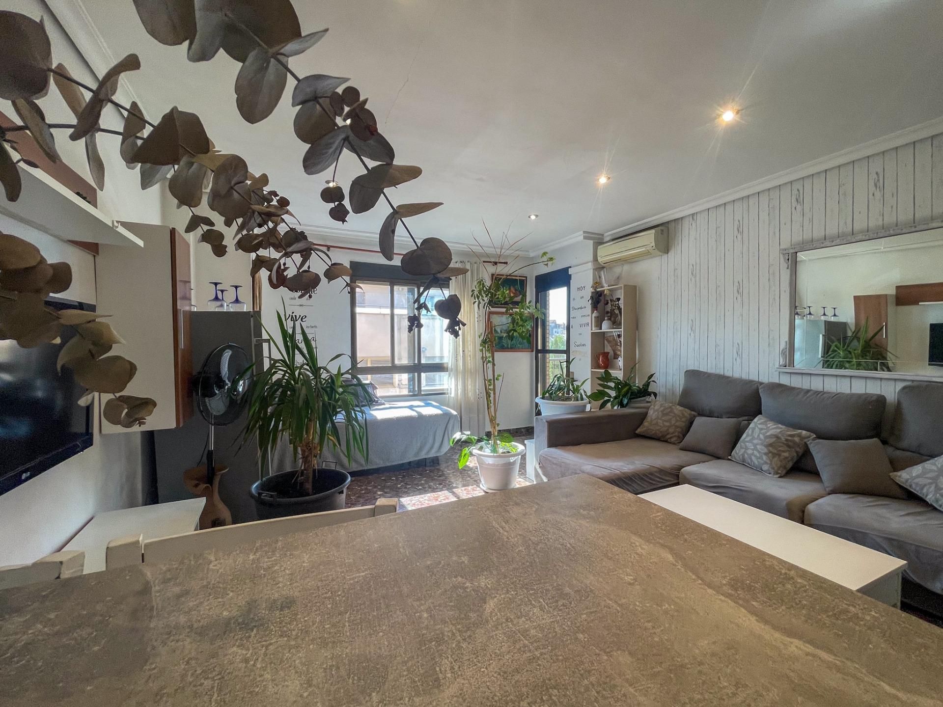 Living room of Flat for sale in Requena  with Air Conditioner, Heating and Balcony