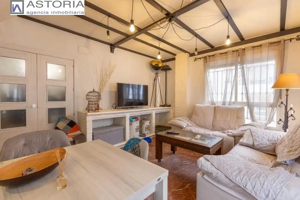 Sala d'estar de Casa adosada en venda en Granada amb Terrassa i Piscina comunitària