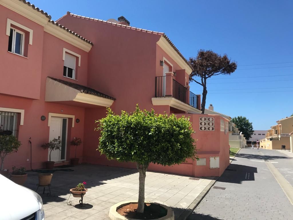 Vista exterior de Casa adosada en venda en Marbella amb Aire condicionat, Calefacció i Terrassa