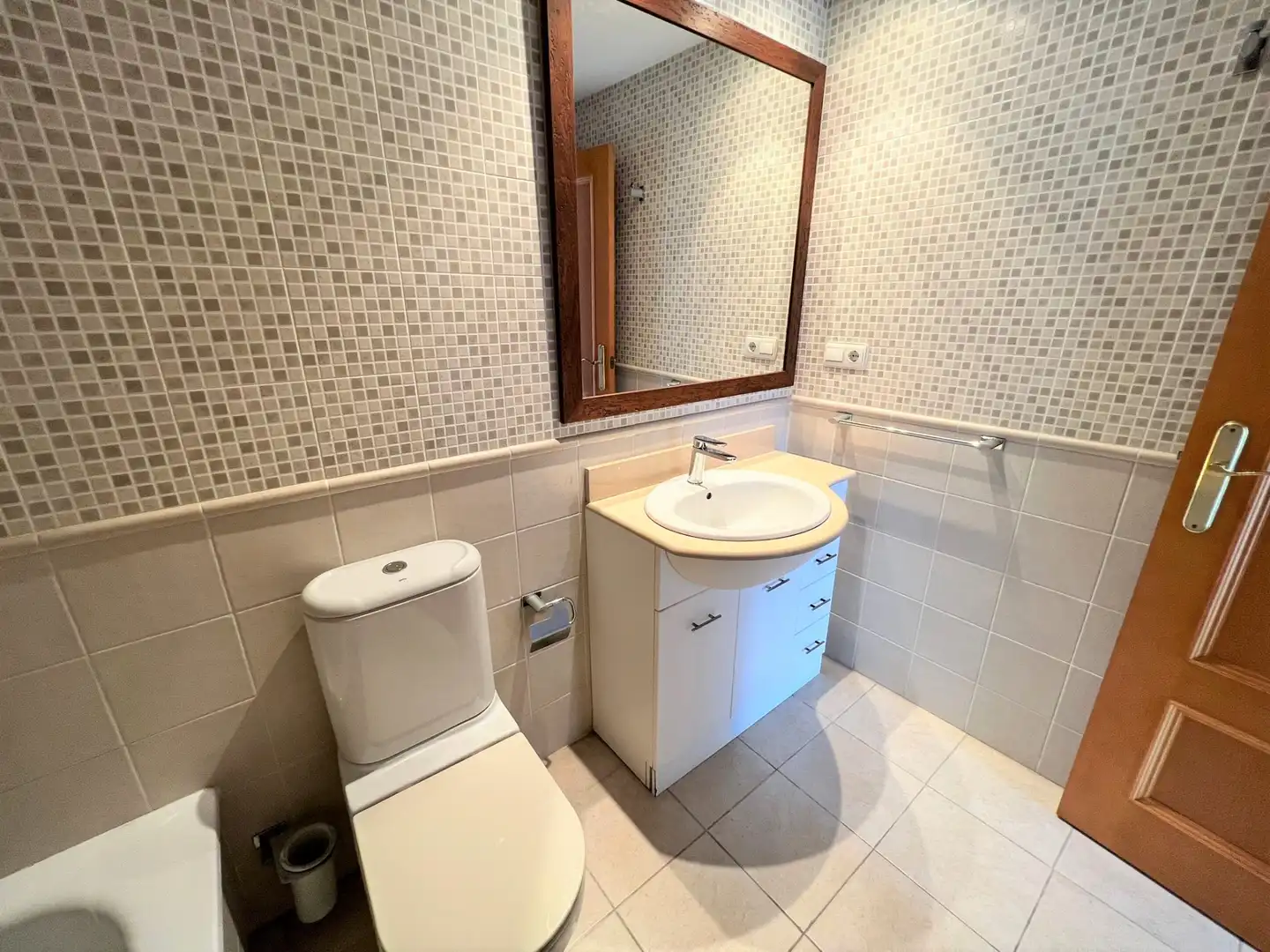 Bathroom of Flat for rent in Valencia  with Air Conditioner, Oven and Washing machine