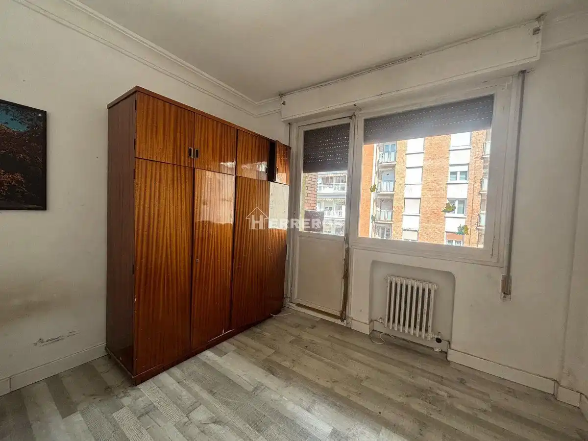 Habitación de Piso en venta en  Logroño con Calefacción, Parquet y Terraza