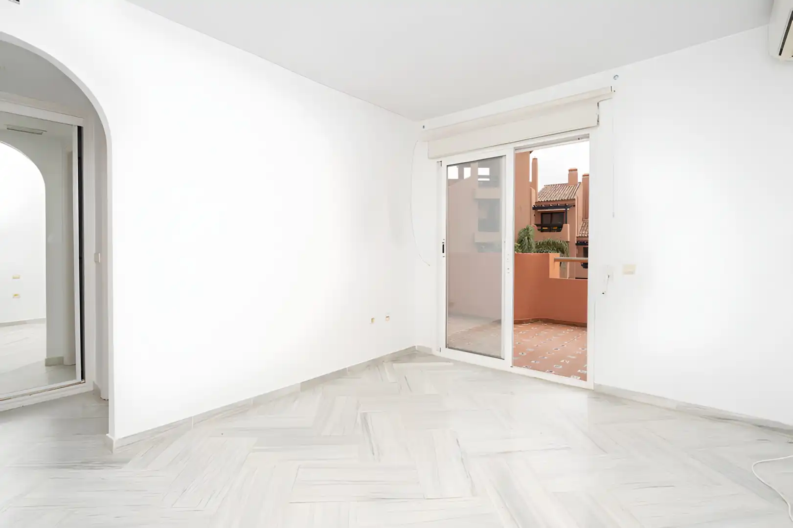 Schlafzimmer von Einfamilien-Reihenhaus zum Verkauf in Estepona mit Klimaanlage, Privatgarten und Terrasse