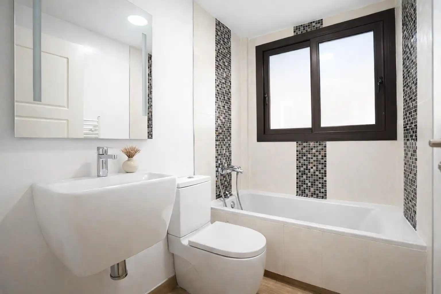 Baño de Casa adosada en venta en Vilallonga del Camp con Aire acondicionado, Calefacción y Jardín privado