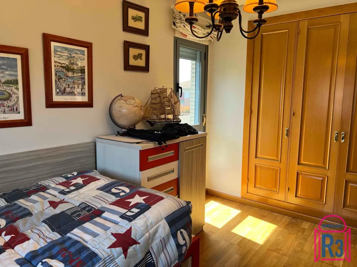Dormitori de Casa o xalet en venda en León Capital  amb Calefacció