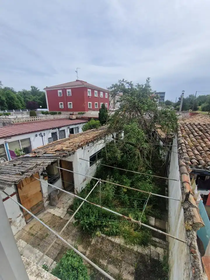 Vista exterior de Casa o xalet en venda en Burgos amb Calefacció, Jardí privat i Traster