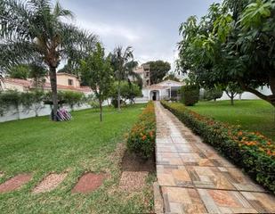 Vista exterior de Casa o xalet en venda en Benalmádena amb Aire condicionat, Piscina i Moblat