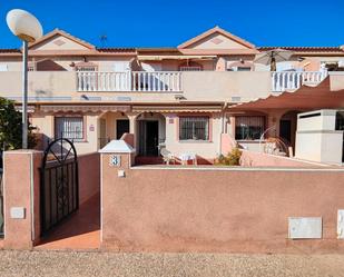 Vista exterior de Casa adosada en venda en Torrevieja amb Aire condicionat, Jardí privat i Traster