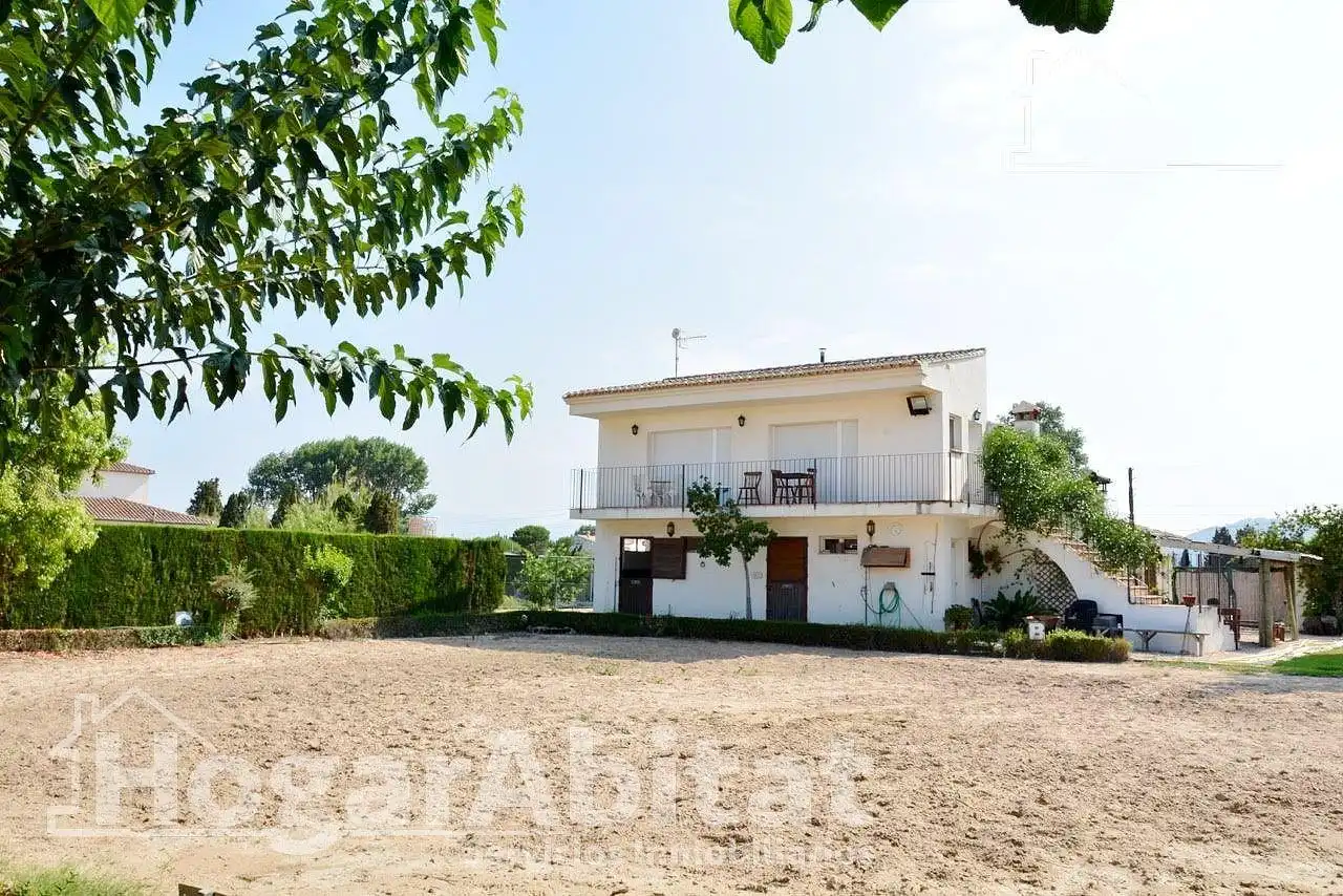 Vista exterior de Casa o xalet en venda en Oliva amb Aire condicionat, Jardí privat i Terrassa