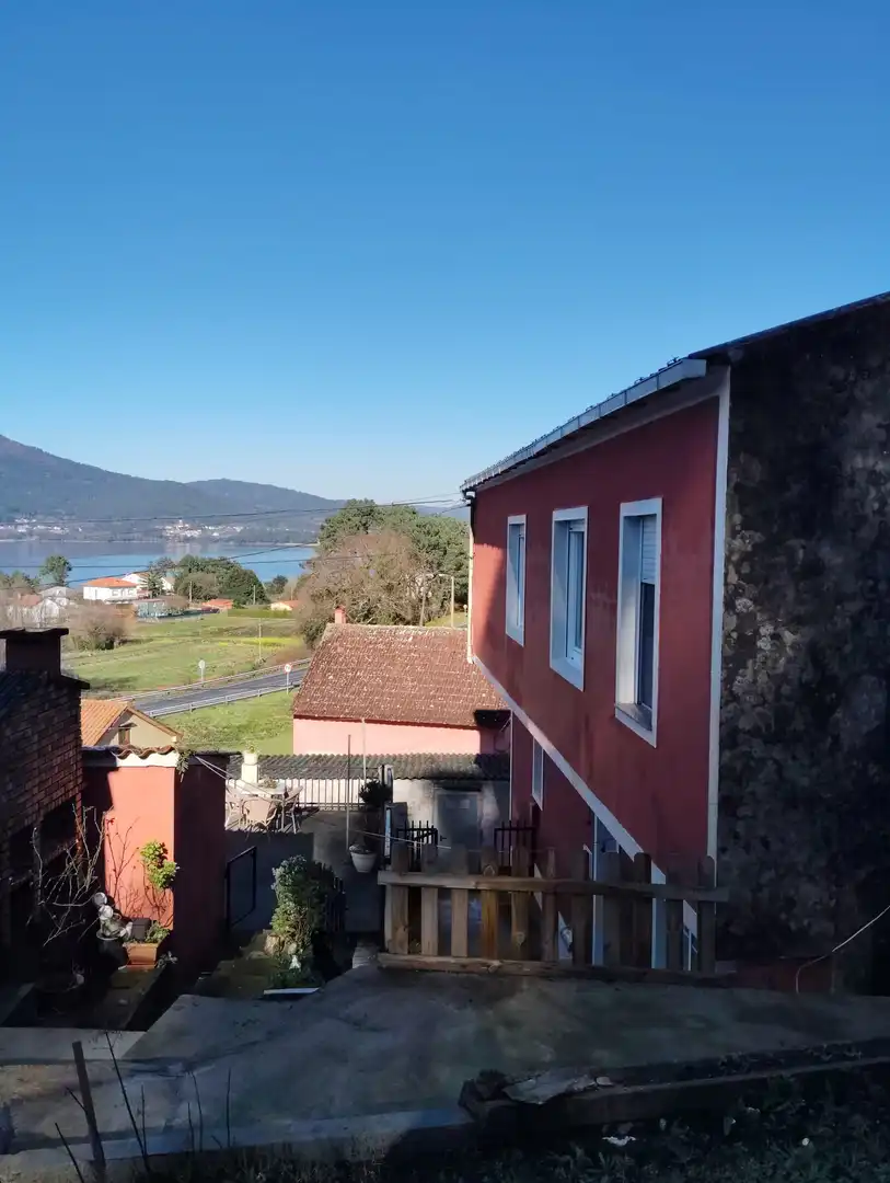 Vista exterior de Casa o xalet en venda en Noia amb Terrassa i Moblat
